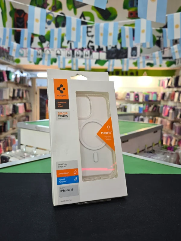 Funda Spigen Crystal Hybrid MagFit para iPhone 16