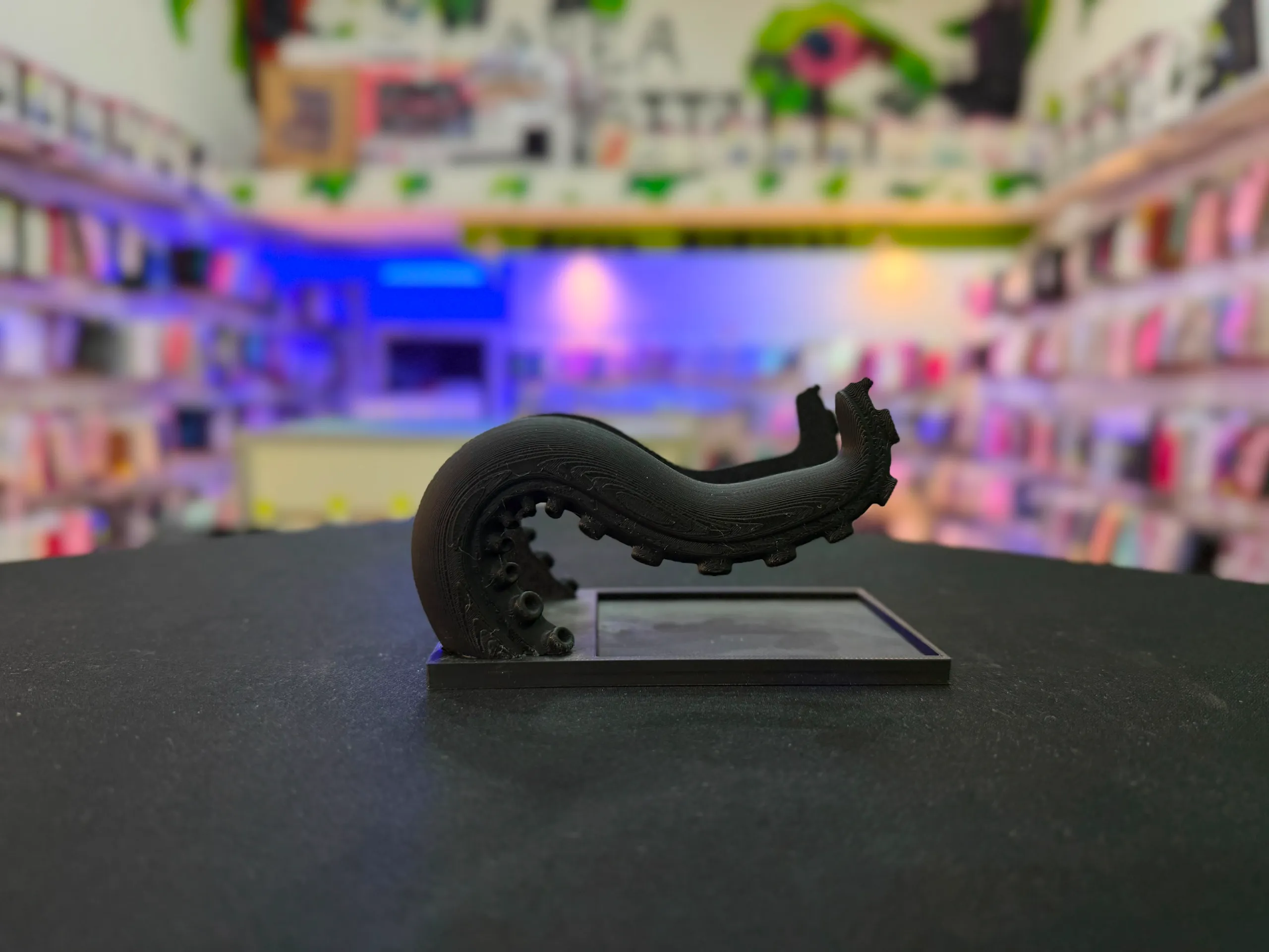 Soporte Kraken para mando de PlayStation, vista lateral con base plana