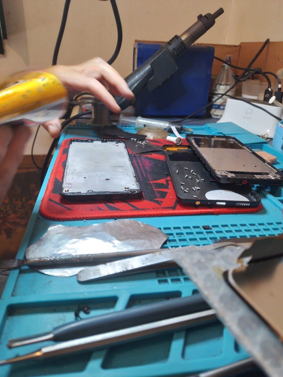 Celulares desarmados sobre la mesa de trabajo del servicio técnico de Area Digital