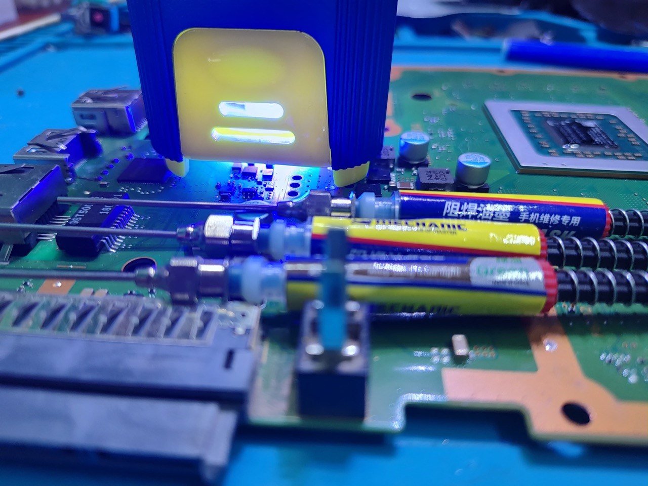 Lámpara UV y herramientas de microsoldadura sobre una placa
