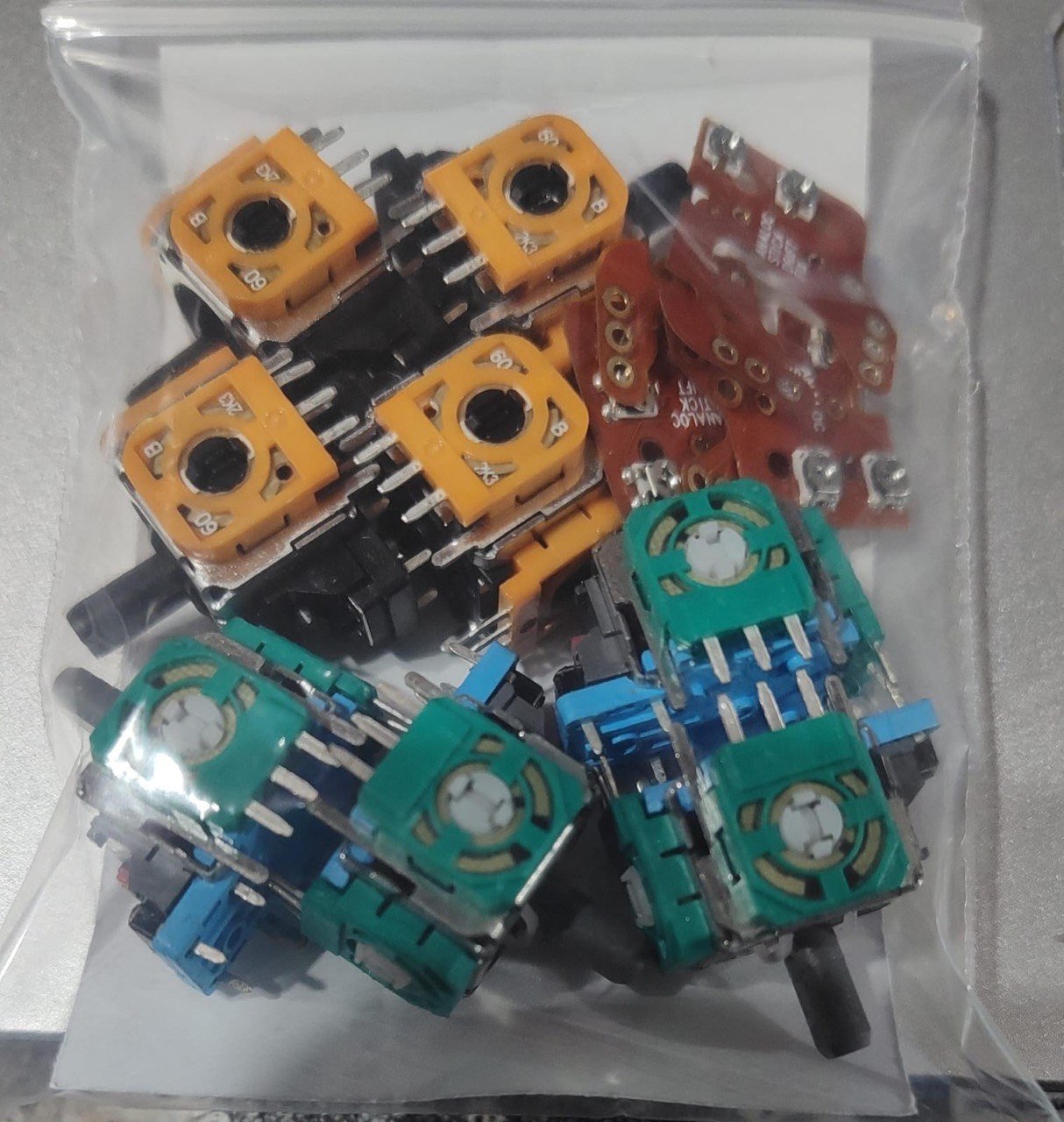 Repuestos para mandos: gomas, membranas, placas de carga y gomas de sticks