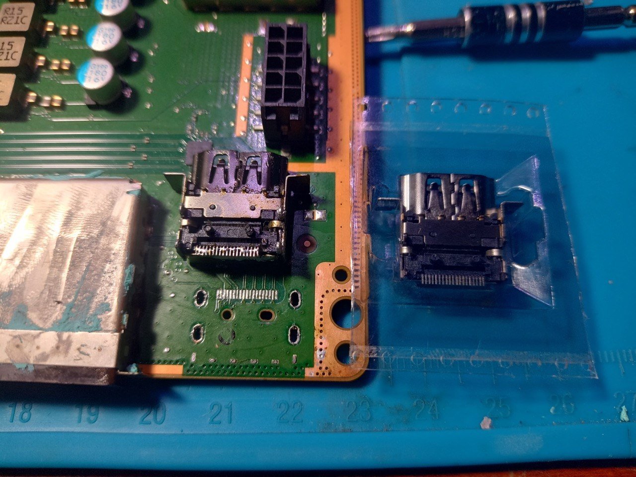 Conector HDMI quemado en la placa junto al repuesto nuevo