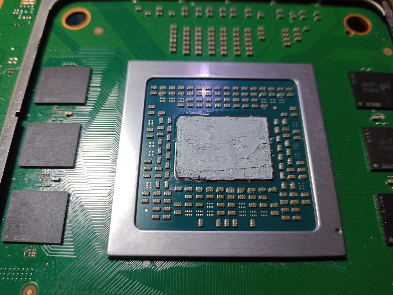 Procesador de una consola con pasta térmica nueva y pareja después del mantenimiento