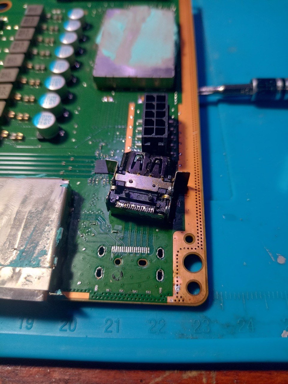 Conector HDMI quemado sobre la placa de una consola