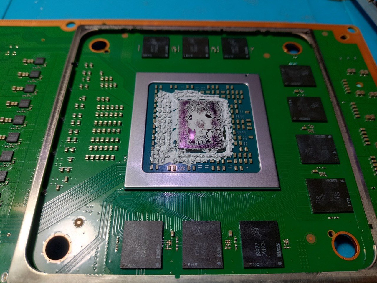 Procesador de una consola con la pasta térmica vieja y seca antes del mantenimiento