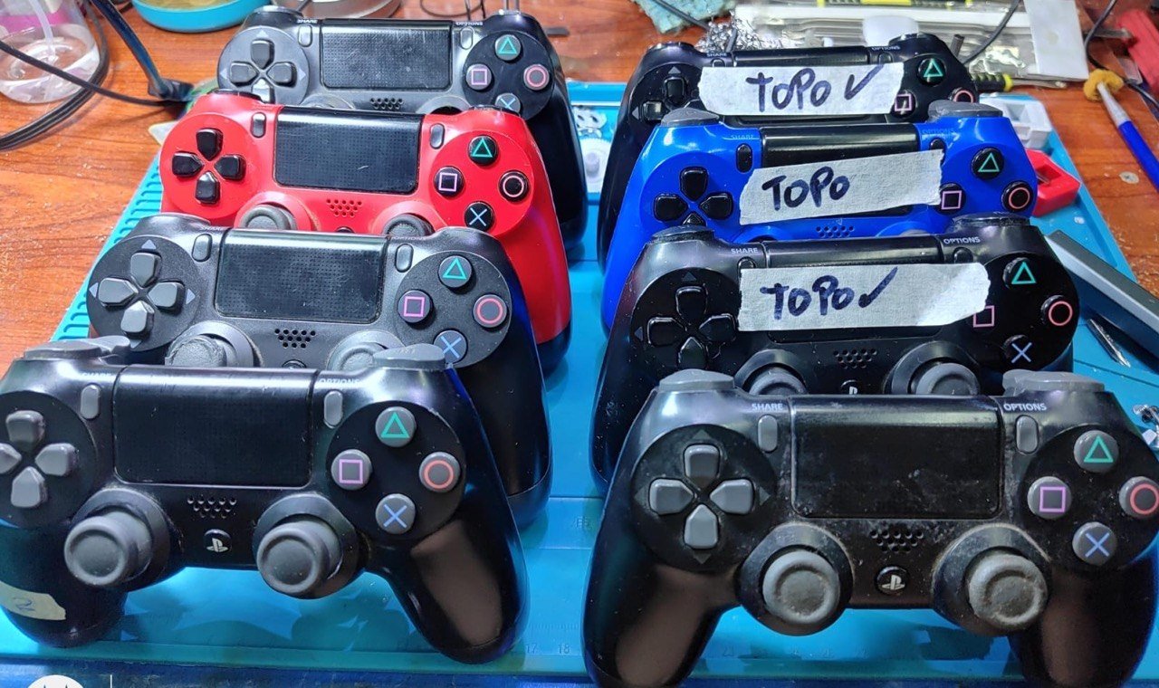 Ocho mandos de PS4 en el taller listos para revisar
