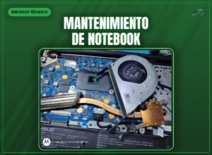 Interior de una notebook abierta con el ventilador, el disipador de cobre y la placa a la vista durante el mantenimiento