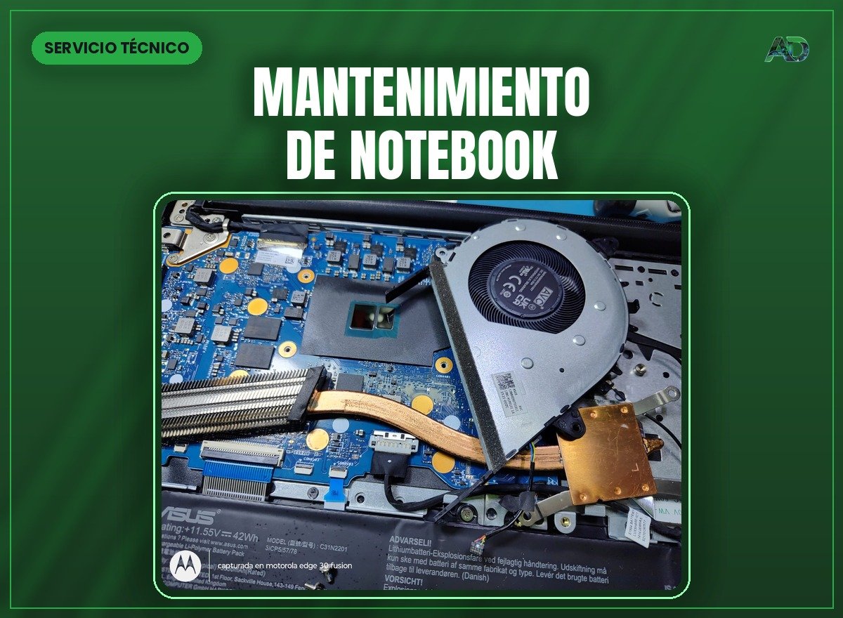 Interior de una notebook abierta con el ventilador, el disipador de cobre y la placa a la vista durante el mantenimiento
