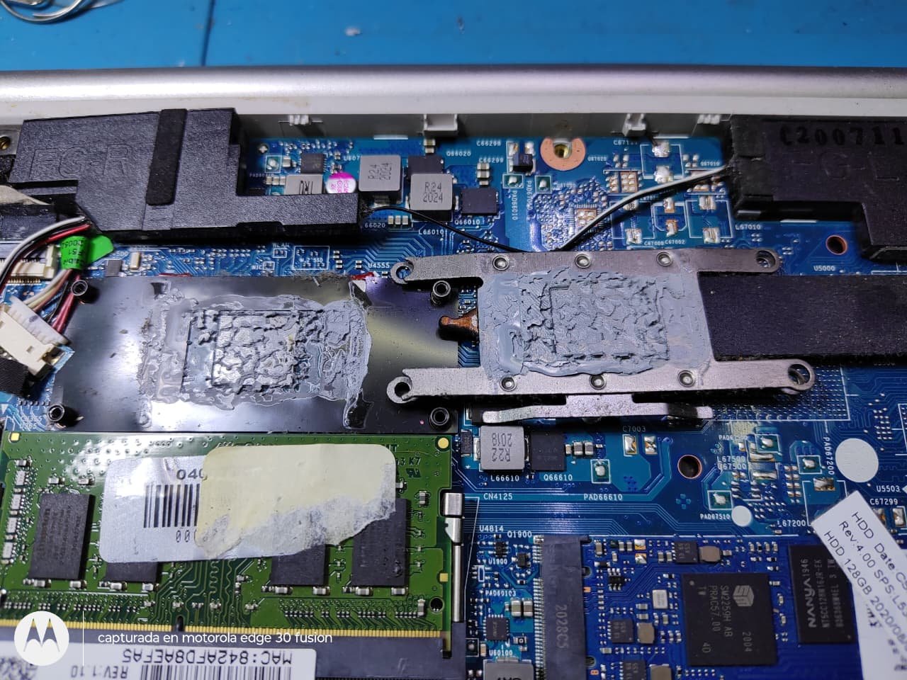 Pasta térmica vieja y reseca sobre el procesador de una notebook