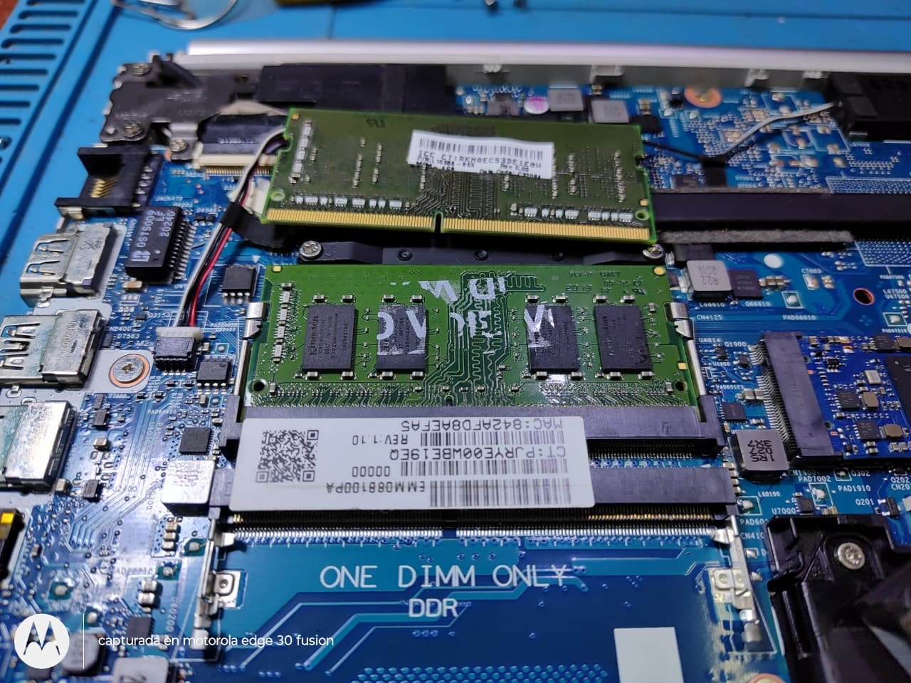 Memoria RAM de una notebook abierta en el servicio técnico