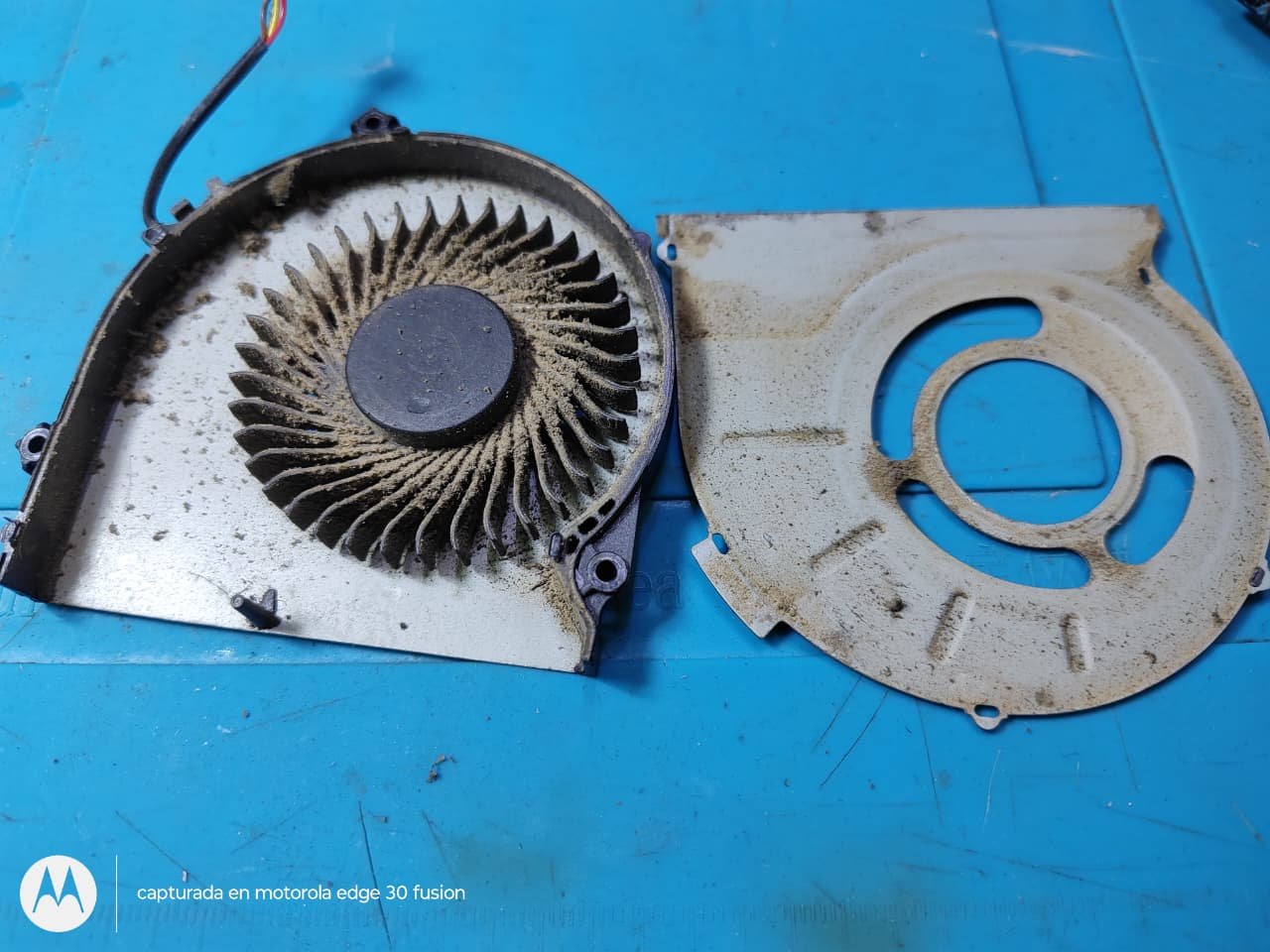 Ventilador de notebook desarmado y sucio antes de la limpieza