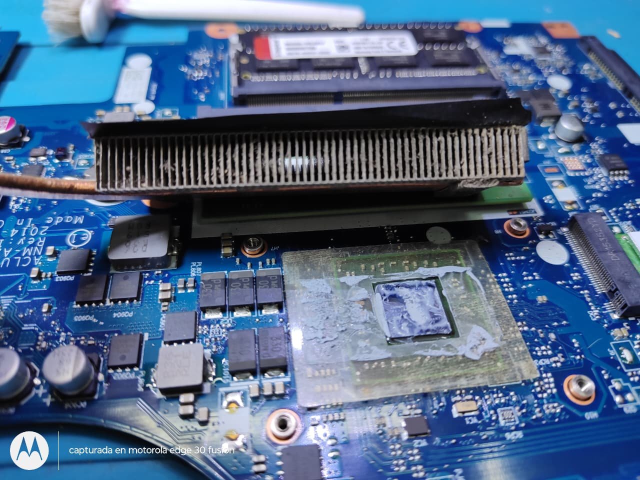 Procesador gráfico de notebook con pasta térmica vieja bajo el disipador