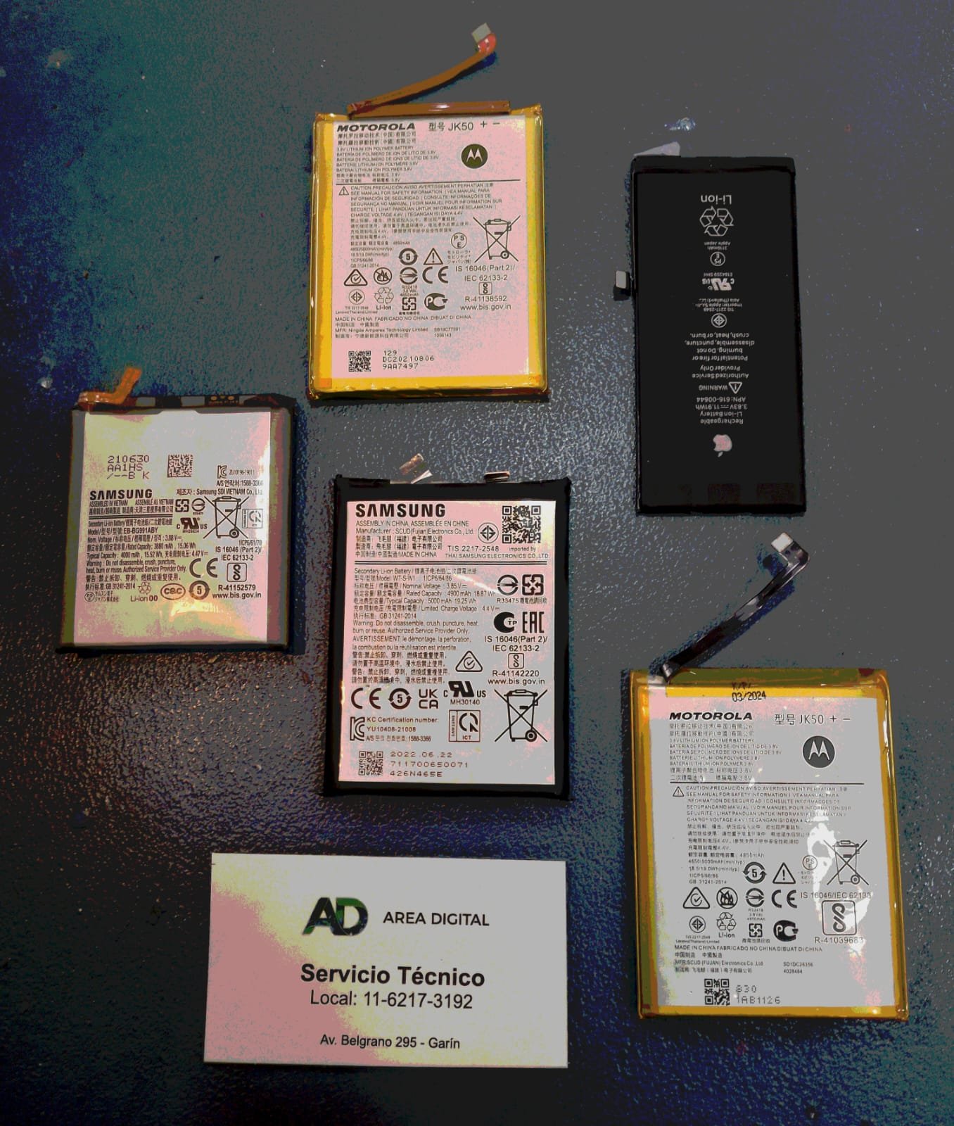 Baterías de celular Motorola, Samsung y iPhone listas para cambio en el servicio técnico de Area Digital en Garín