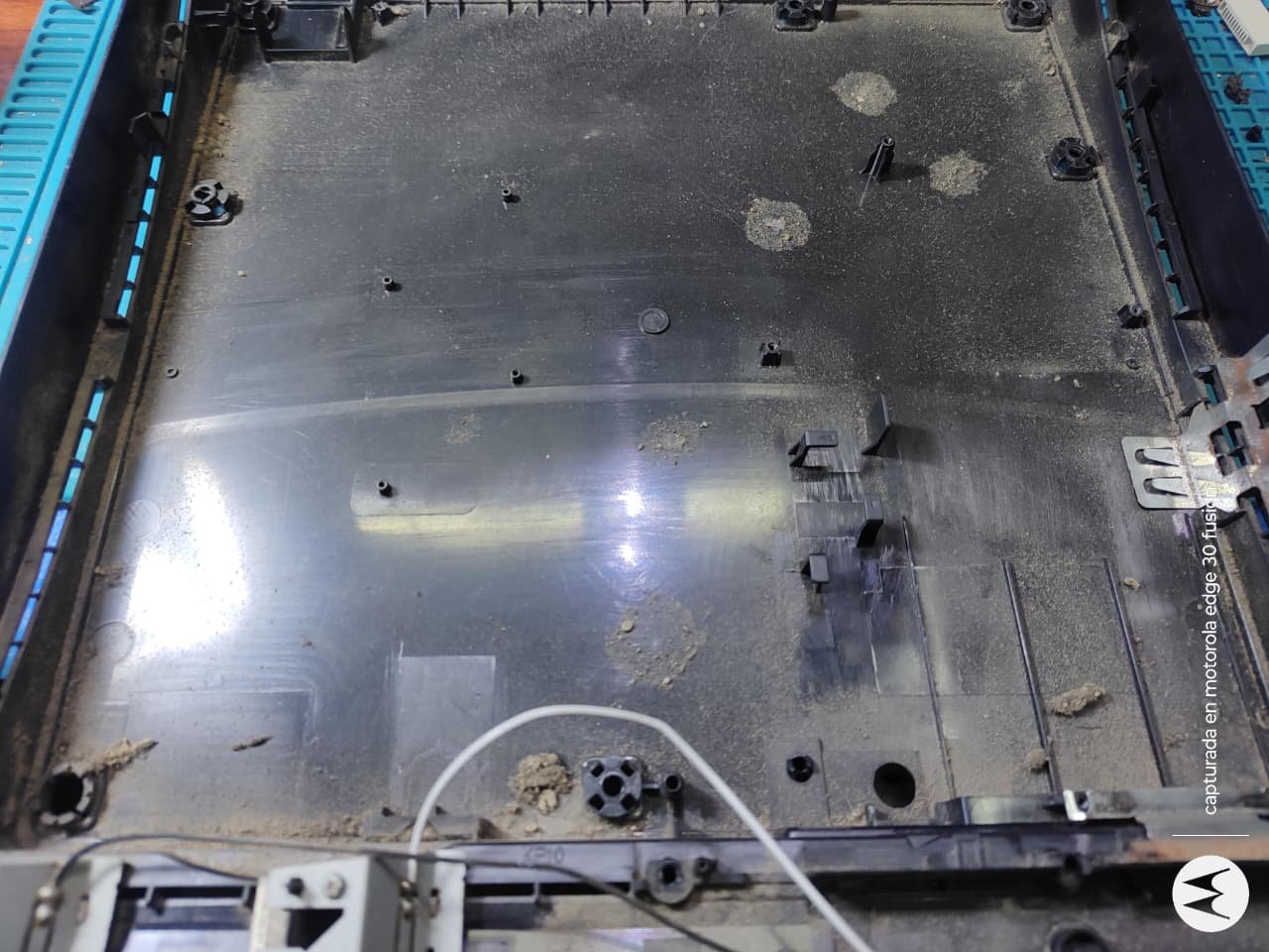Carcasa interna de una PS3 con polvo acumulado antes del mantenimiento