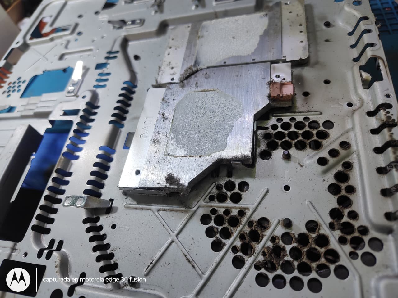 Disipador de la PS3 con pasta térmica reseca y polvo en el chasis
