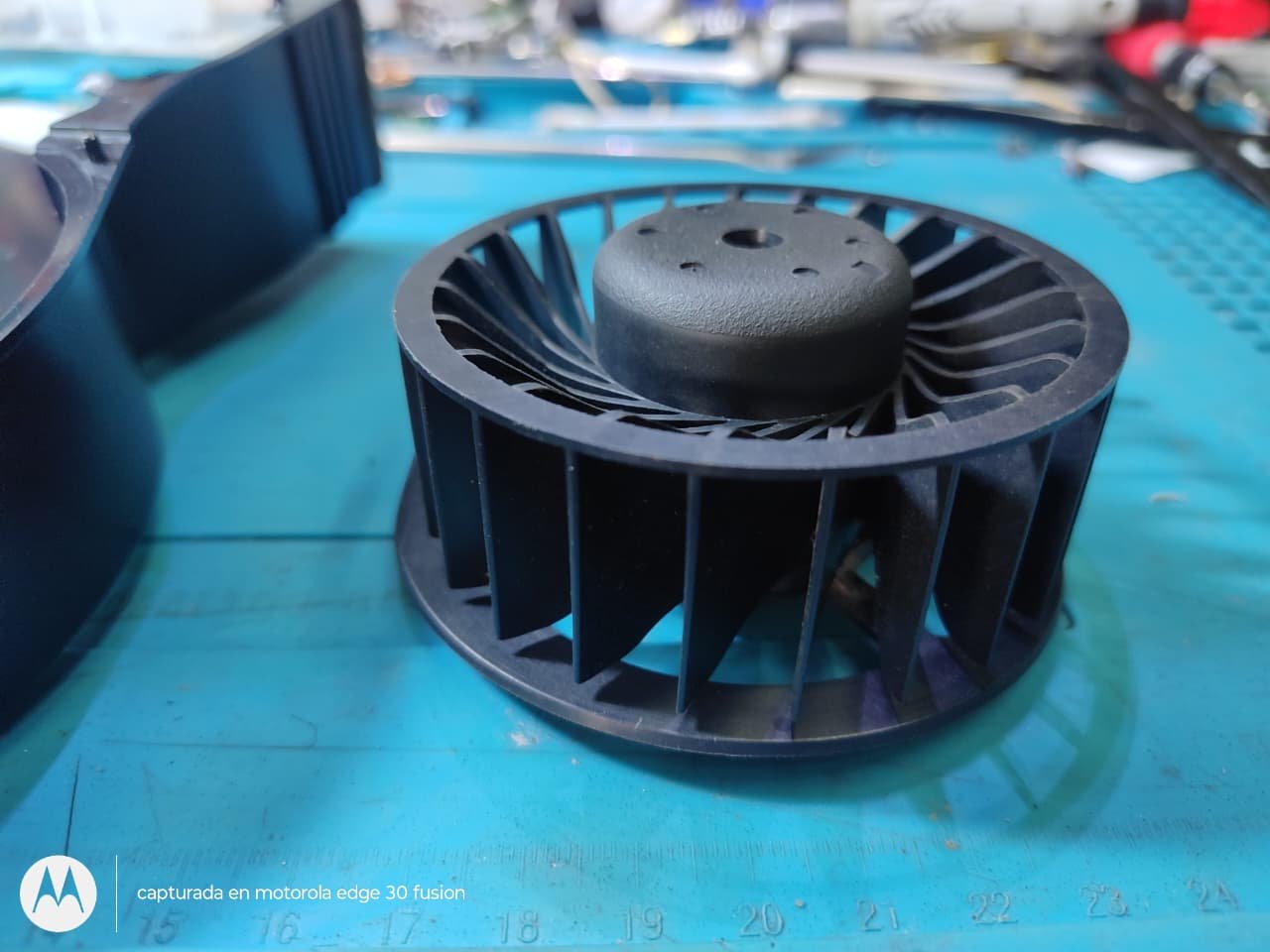 Ventilador de la PS3 desarmado y limpio sobre la mesa de trabajo