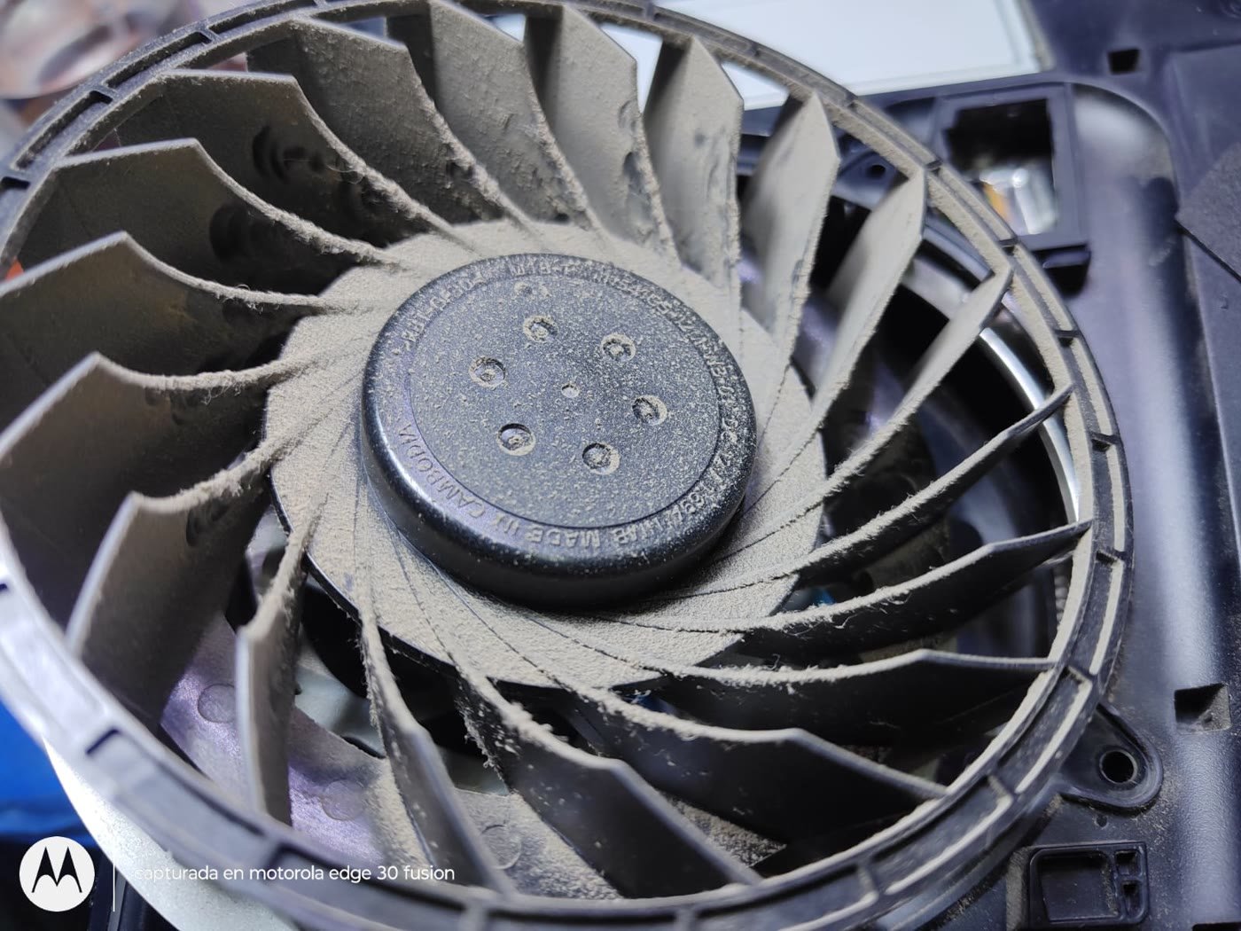 Ventilador de PS5 lleno de polvo antes del mantenimiento