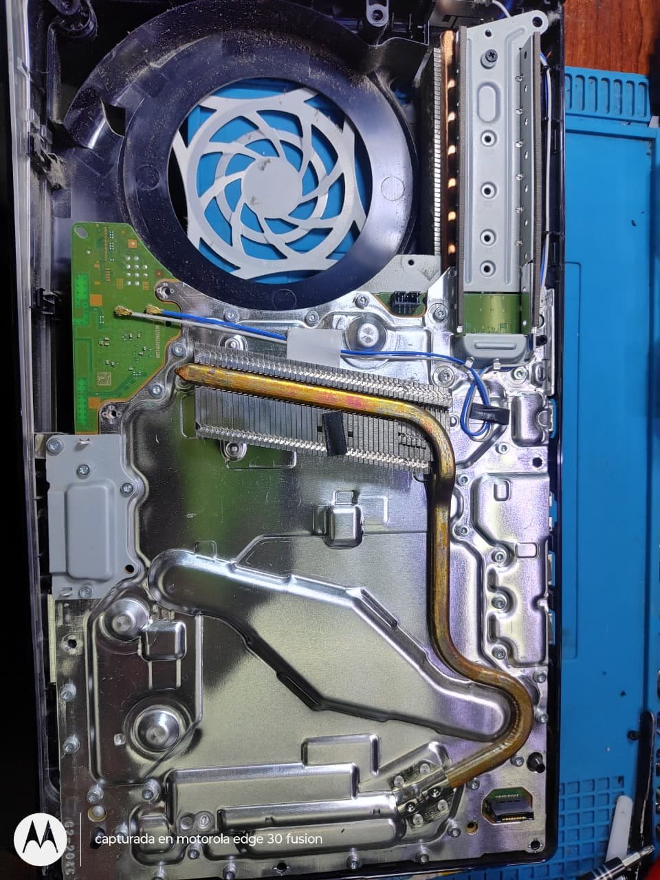 Interior de la PS5 limpio con el disipador y los heatpipes a la vista