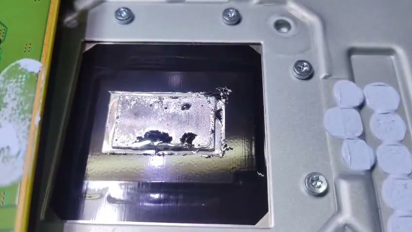 Metal líquido sobre el procesador de la PS5 durante la revisión