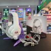 Auriculares cronus blancos H211W junto a su caja