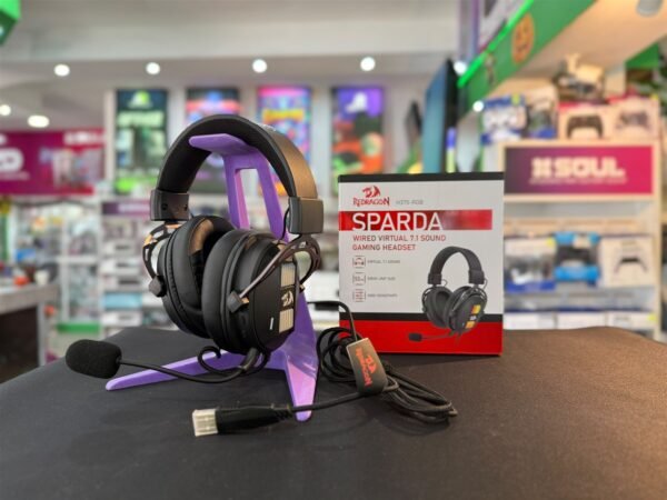 Auriculares Redragon Sparda H375 sobre soporte gamer