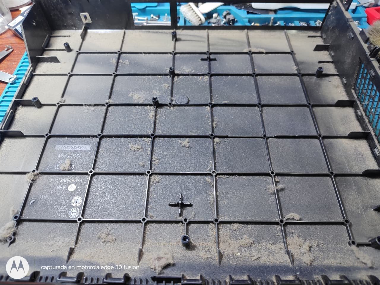 Carcasa interior de una Xbox One con polvo