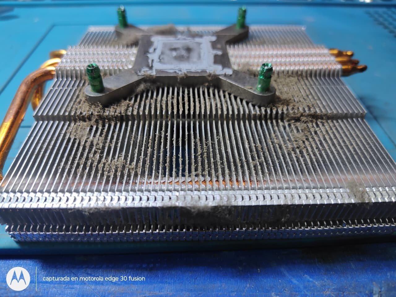 Disipador de una Xbox One lleno de polvo antes del mantenimiento
