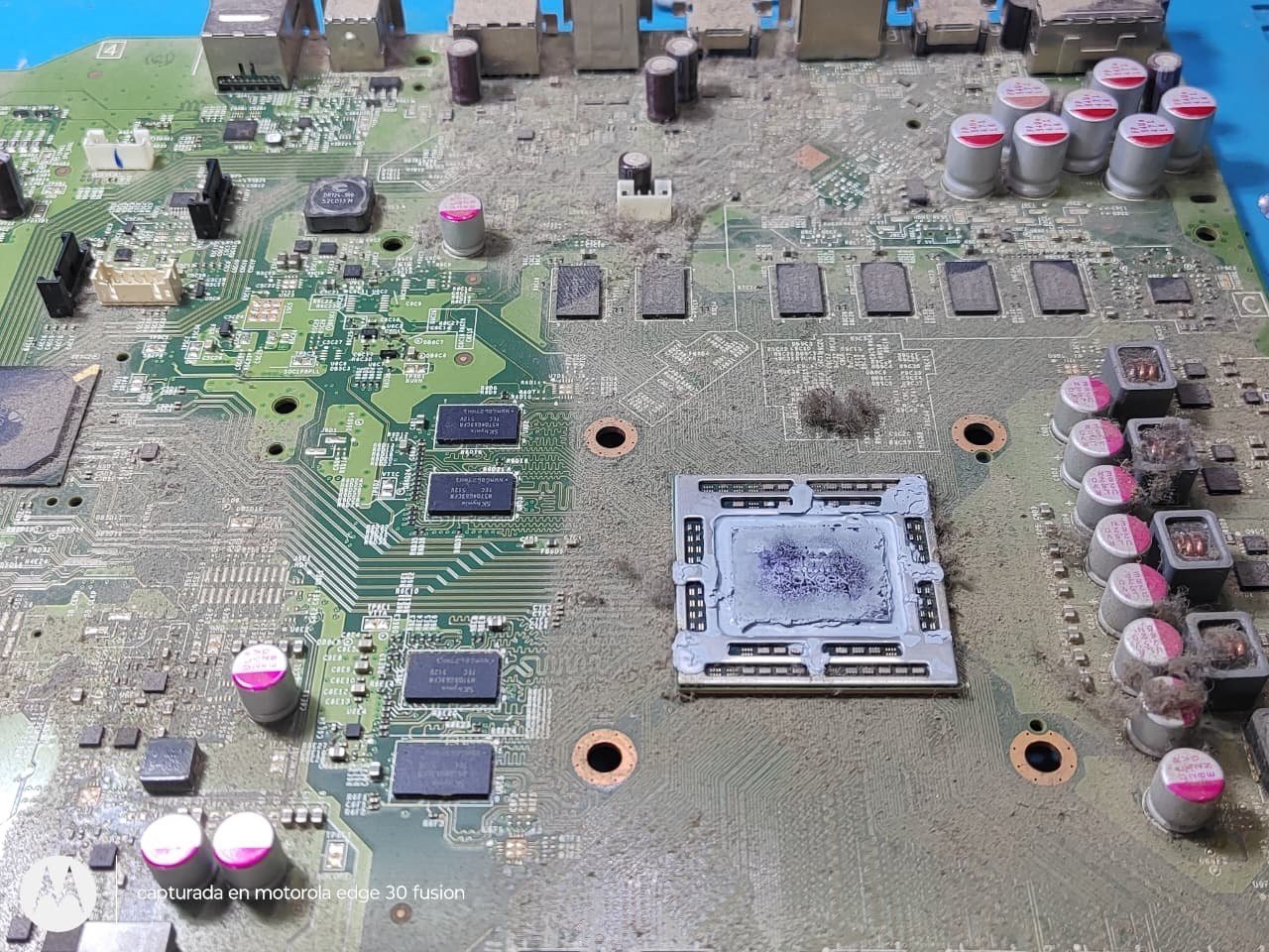 Placa de una Xbox One con polvo acumulado antes del mantenimiento de Xbox One