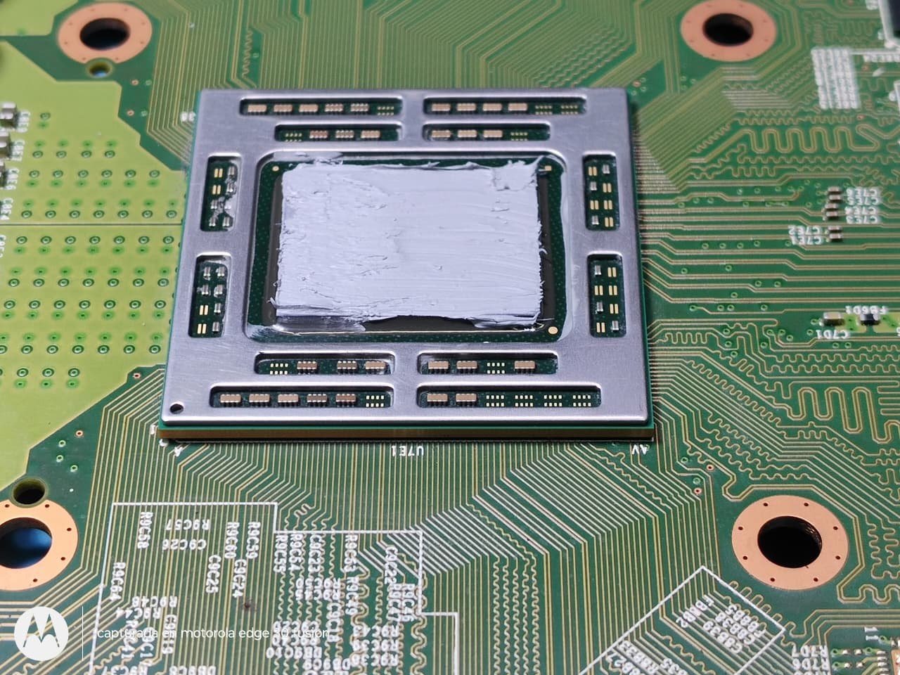 Procesador de una Xbox One con pasta térmica nueva después del mantenimiento de Xbox One